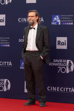 Roma, İtalya - 7 Mayıs 2025: Andrea Segre, Cinecitta Stüdyoları 'nda 70. David Di Donatello sırasında kırmızı halıya katılır..