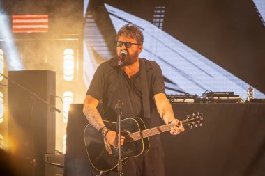 Roma, İtalya - 31 Mayıs 2025: Orchestraccia grubu Parco degli Acquedotti 'de düzenlenen ücretsiz müzik etkinliği sırasında sahne aldı.