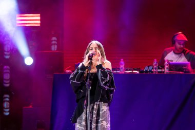 Roma, İtalya - 31 Mayıs 2025: İtalyan şarkıcı Shari, Parco degli Acquedotti 'de düzenlenen ücretsiz müzik etkinliği sırasında sahneye çıktı.