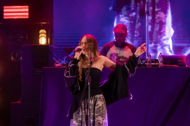 Roma, İtalya - 31 Mayıs 2025: İtalyan şarkıcı Shari, Parco degli Acquedotti 'de düzenlenen ücretsiz müzik etkinliği sırasında sahneye çıktı.