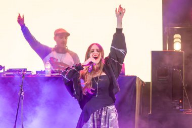 Roma, İtalya - 31 Mayıs 2025: İtalyan şarkıcı Shari, Parco degli Acquedotti 'de düzenlenen ücretsiz müzik etkinliği sırasında sahneye çıktı.