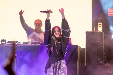 Roma, İtalya - 31 Mayıs 2025: İtalyan şarkıcı Shari, Parco degli Acquedotti 'de düzenlenen ücretsiz müzik etkinliği sırasında sahneye çıktı.