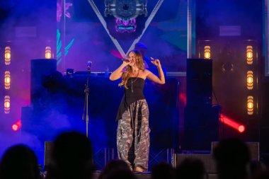 Roma, İtalya - 31 Mayıs 2025: İtalyan şarkıcı Shari, Parco degli Acquedotti 'de düzenlenen ücretsiz müzik etkinliği sırasında sahneye çıktı.