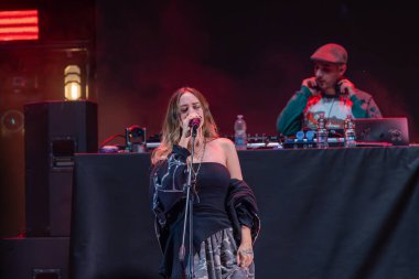 Roma, İtalya - 31 Mayıs 2025: İtalyan şarkıcı Shari, Parco degli Acquedotti 'de düzenlenen ücretsiz müzik etkinliği sırasında sahneye çıktı.