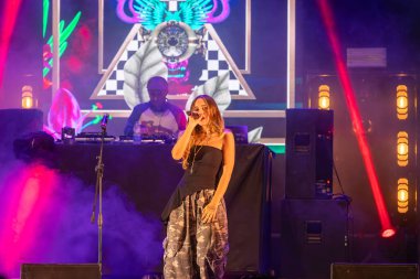 Roma, İtalya - 31 Mayıs 2025: İtalyan şarkıcı Shari, Parco degli Acquedotti 'de düzenlenen ücretsiz müzik etkinliği sırasında sahneye çıktı.