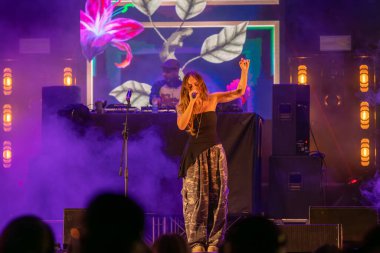 Roma, İtalya - 31 Mayıs 2025: İtalyan şarkıcı Shari, Parco degli Acquedotti 'de düzenlenen ücretsiz müzik etkinliği sırasında sahneye çıktı.