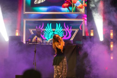 Roma, İtalya - 31 Mayıs 2025: İtalyan şarkıcı Shari, Parco degli Acquedotti 'de düzenlenen ücretsiz müzik etkinliği sırasında sahneye çıktı.