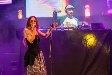 Roma, İtalya - 31 Mayıs 2025: İtalyan şarkıcı Shari, Parco degli Acquedotti 'de düzenlenen ücretsiz müzik etkinliği sırasında sahneye çıktı.