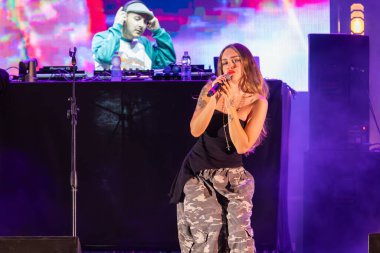 Roma, İtalya - 31 Mayıs 2025: İtalyan şarkıcı Shari, Parco degli Acquedotti 'de düzenlenen ücretsiz müzik etkinliği sırasında sahneye çıktı.