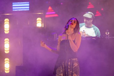 Roma, İtalya - 31 Mayıs 2025: İtalyan şarkıcı Shari, Parco degli Acquedotti 'de düzenlenen ücretsiz müzik etkinliği sırasında sahneye çıktı.