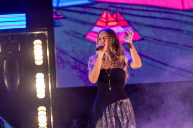 Roma, İtalya - 31 Mayıs 2025: İtalyan şarkıcı Shari, Parco degli Acquedotti 'de düzenlenen ücretsiz müzik etkinliği sırasında sahneye çıktı.