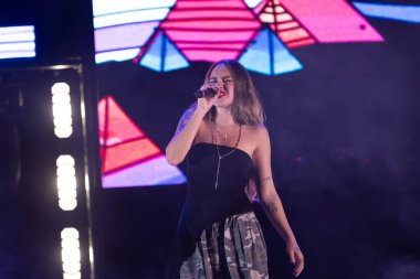 Roma, İtalya - 31 Mayıs 2025: İtalyan şarkıcı Shari, Parco degli Acquedotti 'de düzenlenen ücretsiz müzik etkinliği sırasında sahneye çıktı.