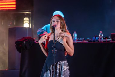 Roma, İtalya - 31 Mayıs 2025: İtalyan şarkıcı Shari, Parco degli Acquedotti 'de düzenlenen ücretsiz müzik etkinliği sırasında sahneye çıktı.