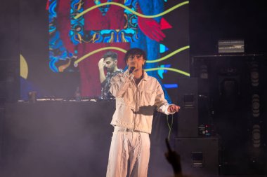 Roma, İtalya - 31 Mayıs 2025: İtalyan rapçi Random, Emanuele Caso 'nun takma adı, Parco degli Acquedotti' de düzenlenen ücretsiz bir etkinlikte sahne aldı..