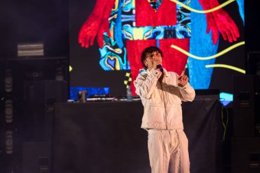 Roma, İtalya - 31 Mayıs 2025: İtalyan rapçi Random, Emanuele Caso 'nun takma adı, Parco degli Acquedotti' de düzenlenen ücretsiz bir etkinlikte sahne aldı..