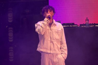 Roma, İtalya - 31 Mayıs 2025: İtalyan rapçi Random, Emanuele Caso 'nun takma adı, Parco degli Acquedotti' de düzenlenen ücretsiz bir etkinlikte sahne aldı..