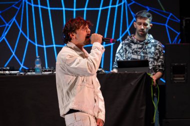 Roma, İtalya - 31 Mayıs 2025: İtalyan rapçi Random, Emanuele Caso 'nun takma adı, Parco degli Acquedotti' de düzenlenen ücretsiz bir etkinlikte sahne aldı..