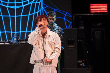 Roma, İtalya - 31 Mayıs 2025: İtalyan rapçi Random, Emanuele Caso 'nun takma adı, Parco degli Acquedotti' de düzenlenen ücretsiz bir etkinlikte sahne aldı..