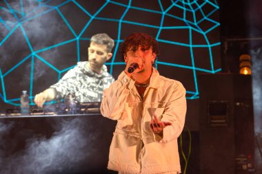 Roma, İtalya - 31 Mayıs 2025: İtalyan rapçi Random, Emanuele Caso 'nun takma adı, Parco degli Acquedotti' de düzenlenen ücretsiz bir etkinlikte sahne aldı..