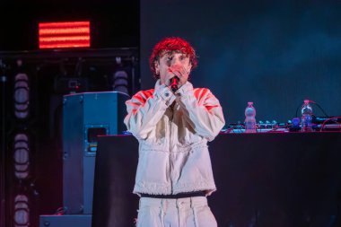 Roma, İtalya - 31 Mayıs 2025: İtalyan rapçi Random, Emanuele Caso 'nun takma adı, Parco degli Acquedotti' de düzenlenen ücretsiz bir etkinlikte sahne aldı..