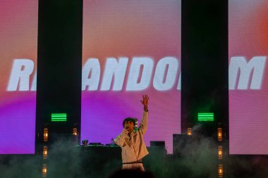 Roma, İtalya - 31 Mayıs 2025: İtalyan rapçi Random, Emanuele Caso 'nun takma adı, Parco degli Acquedotti' de düzenlenen ücretsiz bir etkinlikte sahne aldı..