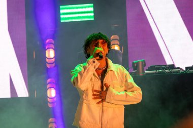 Roma, İtalya - 31 Mayıs 2025: İtalyan rapçi Random, Emanuele Caso 'nun takma adı, Parco degli Acquedotti' de düzenlenen ücretsiz bir etkinlikte sahne aldı..