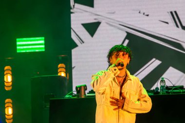 Roma, İtalya - 31 Mayıs 2025: İtalyan rapçi Random, Emanuele Caso 'nun takma adı, Parco degli Acquedotti' de düzenlenen ücretsiz bir etkinlikte sahne aldı..