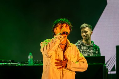 Roma, İtalya - 31 Mayıs 2025: İtalyan rapçi Random, Emanuele Caso 'nun takma adı, Parco degli Acquedotti' de düzenlenen ücretsiz bir etkinlikte sahne aldı..