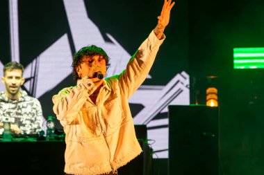 Roma, İtalya - 31 Mayıs 2025: İtalyan rapçi Random, Emanuele Caso 'nun takma adı, Parco degli Acquedotti' de düzenlenen ücretsiz bir etkinlikte sahne aldı..