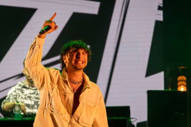 Roma, İtalya - 31 Mayıs 2025: İtalyan rapçi Random, Emanuele Caso 'nun takma adı, Parco degli Acquedotti' de düzenlenen ücretsiz bir etkinlikte sahne aldı..