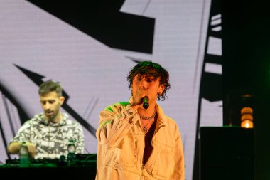 Roma, İtalya - 31 Mayıs 2025: İtalyan rapçi Random, Emanuele Caso 'nun takma adı, Parco degli Acquedotti' de düzenlenen ücretsiz bir etkinlikte sahne aldı..