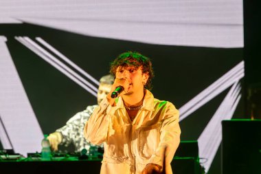 Roma, İtalya - 31 Mayıs 2025: İtalyan rapçi Random, Emanuele Caso 'nun takma adı, Parco degli Acquedotti' de düzenlenen ücretsiz bir etkinlikte sahne aldı..