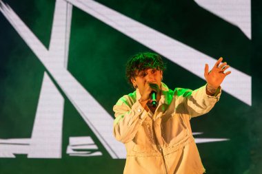 Roma, İtalya - 31 Mayıs 2025: İtalyan rapçi Random, Emanuele Caso 'nun takma adı, Parco degli Acquedotti' de düzenlenen ücretsiz bir etkinlikte sahne aldı..