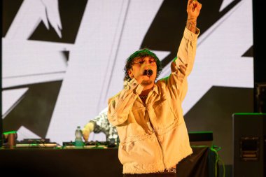 Roma, İtalya - 31 Mayıs 2025: İtalyan rapçi Random, Emanuele Caso 'nun takma adı, Parco degli Acquedotti' de düzenlenen ücretsiz bir etkinlikte sahne aldı..