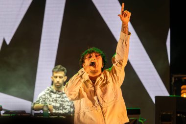 Roma, İtalya - 31 Mayıs 2025: İtalyan rapçi Random, Emanuele Caso 'nun takma adı, Parco degli Acquedotti' de düzenlenen ücretsiz bir etkinlikte sahne aldı..