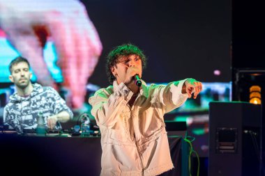 Roma, İtalya - 31 Mayıs 2025: İtalyan rapçi Random, Emanuele Caso 'nun takma adı, Parco degli Acquedotti' de düzenlenen ücretsiz bir etkinlikte sahne aldı..