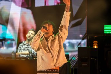 Roma, İtalya - 31 Mayıs 2025: İtalyan rapçi Random, Emanuele Caso 'nun takma adı, Parco degli Acquedotti' de düzenlenen ücretsiz bir etkinlikte sahne aldı..