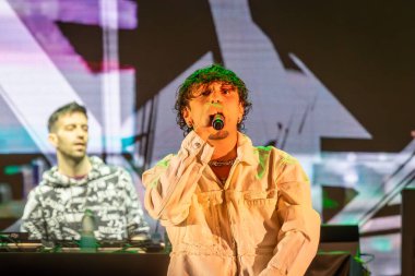 Roma, İtalya - 31 Mayıs 2025: İtalyan rapçi Random, Emanuele Caso 'nun takma adı, Parco degli Acquedotti' de düzenlenen ücretsiz bir etkinlikte sahne aldı..