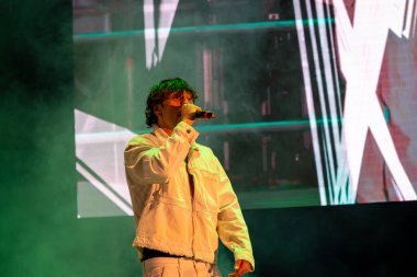 Roma, İtalya - 31 Mayıs 2025: İtalyan rapçi Random, Emanuele Caso 'nun takma adı, Parco degli Acquedotti' de düzenlenen ücretsiz bir etkinlikte sahne aldı..