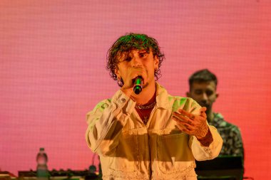 Roma, İtalya - 31 Mayıs 2025: İtalyan rapçi Random, Emanuele Caso 'nun takma adı, Parco degli Acquedotti' de düzenlenen ücretsiz bir etkinlikte sahne aldı..