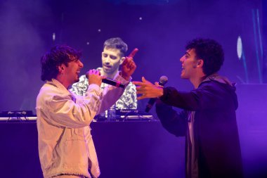 Roma, İtalya - 31 Mayıs 2025: İtalyan rapçi Random, Emanuele Caso 'nun takma adı, Parco degli Acquedotti' de düzenlenen ücretsiz bir etkinlikte sahne aldı..