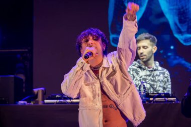 Roma, İtalya - 31 Mayıs 2025: İtalyan rapçi Random, Emanuele Caso 'nun takma adı, Parco degli Acquedotti' de düzenlenen ücretsiz bir etkinlikte sahne aldı..