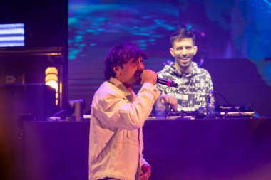 Roma, İtalya - 31 Mayıs 2025: İtalyan rapçi Random, Emanuele Caso 'nun takma adı, Parco degli Acquedotti' de düzenlenen ücretsiz bir etkinlikte sahne aldı..