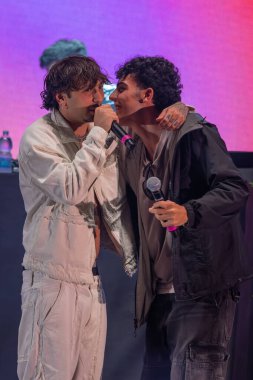 Roma, İtalya - 31 Mayıs 2025: İtalyan rapçi Random, Emanuele Caso 'nun takma adı, Parco degli Acquedotti' de düzenlenen ücretsiz bir etkinlikte sahne aldı..