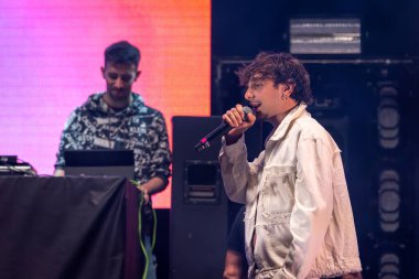 Roma, İtalya - 31 Mayıs 2025: İtalyan rapçi Random, Emanuele Caso 'nun takma adı, Parco degli Acquedotti' de düzenlenen ücretsiz bir etkinlikte sahne aldı..