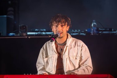 Roma, İtalya - 31 Mayıs 2025: İtalyan rapçi Random, Emanuele Caso 'nun takma adı, Parco degli Acquedotti' de düzenlenen ücretsiz bir etkinlikte sahne aldı..