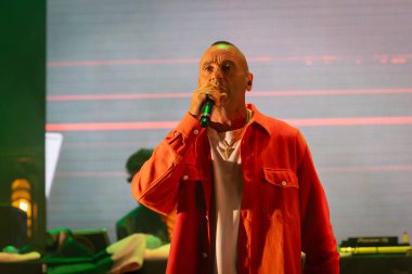 Roma, İtalya - 31 Mayıs 2025: Sud Sound System grubu Parco degli Acquedotti 'de düzenlenen ücretsiz müzik etkinliği sırasında sahne aldı.