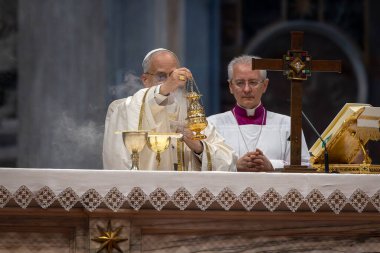 Vatikan Şehri - 15 Haziran 2025: Kutsal Üçlemenin Kutsallığı üzerine Papa 16. Leo, Vatikan Bazilikası 'nda spor jübilesi için başkanlık etmektedir..