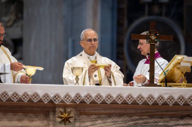 Vatikan Şehri - 15 Haziran 2025: Kutsal Üçlemenin Kutsallığı üzerine Papa 16. Leo, Vatikan Bazilikası 'nda spor jübilesi için başkanlık etmektedir..