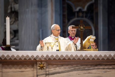 Vatikan Şehri - 15 Haziran 2025: Kutsal Üçlemenin Kutsallığı üzerine Papa 16. Leo, Vatikan Bazilikası 'nda spor jübilesi için başkanlık etmektedir..